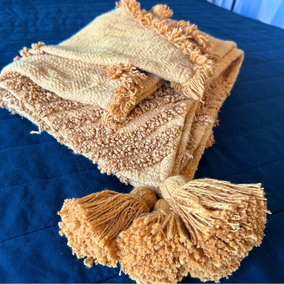 URBAN OUTFITTERS Aden Tufted Throw Blanket Handloom Cotton with Tassels
#0911241 - Picture 17 of 17